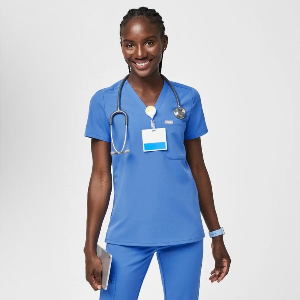 Figs Catarina scrub top in Capri Blue size small